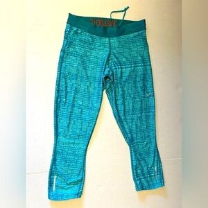 Nike women’s Dri fit active Just Do It cropped capri teal legging in size M. G19